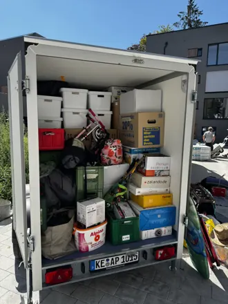 Voll beladener Anhänger mit Umzugsgut