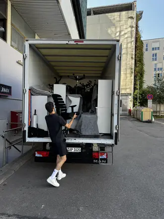 Büroumzug: Büromöbel werden in den LKW verladen