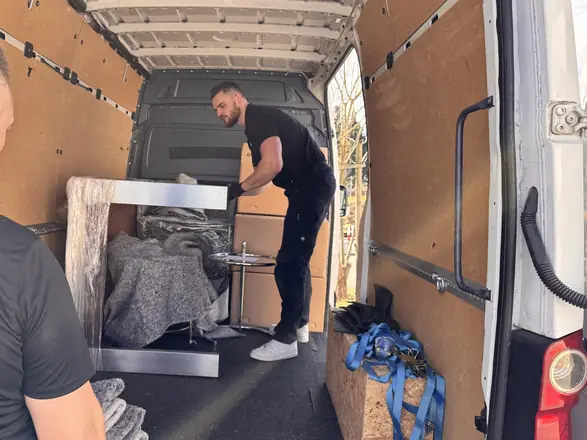 Team von AP-Umzugsservice belädt den Transporter